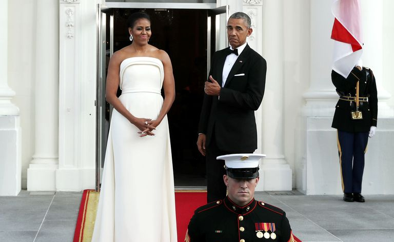 Pierwsza dama Michelle Obama i prezydent Obama w formalnych strojach przed Białym Domem