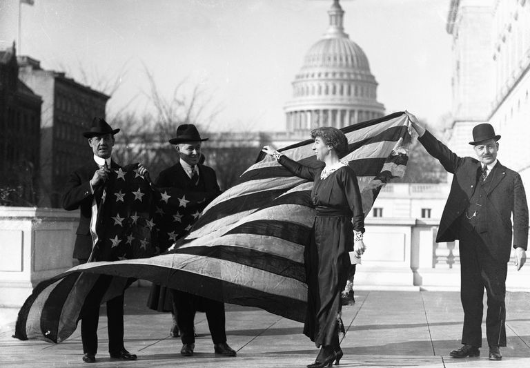 Jeannette Rankin con bandiera americana