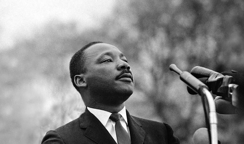 Dr Martin Luther King, Jr. przemawiający przed tłumem 25 000 uczestników marszów na rzecz praw obywatelskich Selma To Montgomery, Alabama, 1965