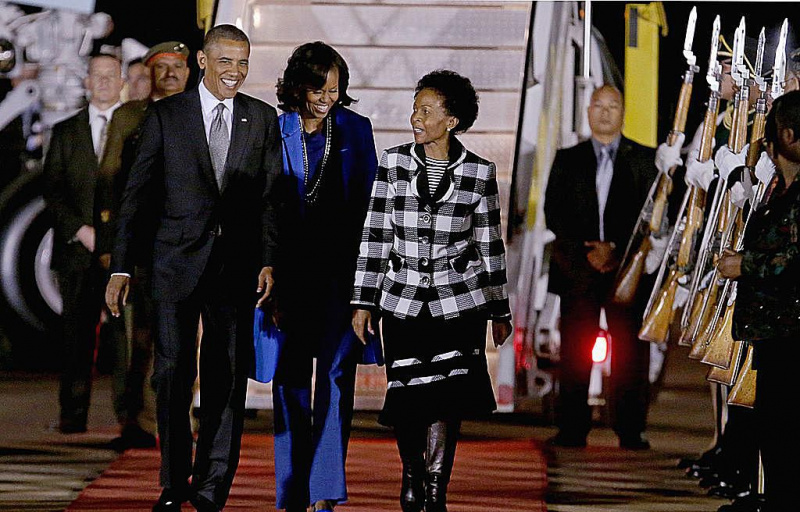 Michelle e Barack Obama a Pretoria, in Sud Africa, con il Ministro delle Relazioni Internazionali Maite Nkoana-Mashabane