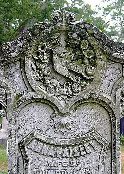 Colombe gravée sur une pierre tombale au cimetière d