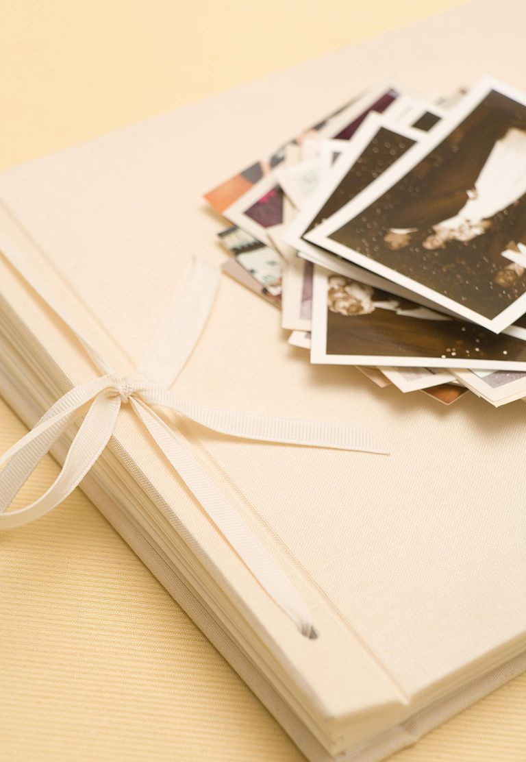 Scrapbooking ar vecām fotogrāfijām. Foto: Getty Images/Photodisc/Walter B. McKenzie