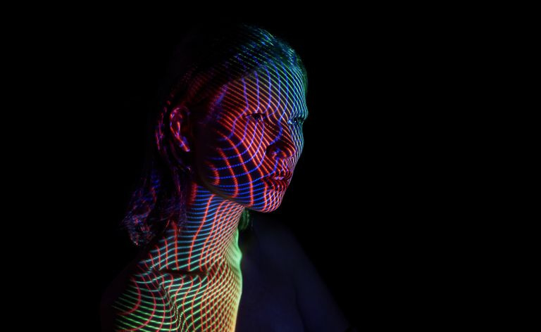 Jeune femme couverte de lignes de lumières futuristes