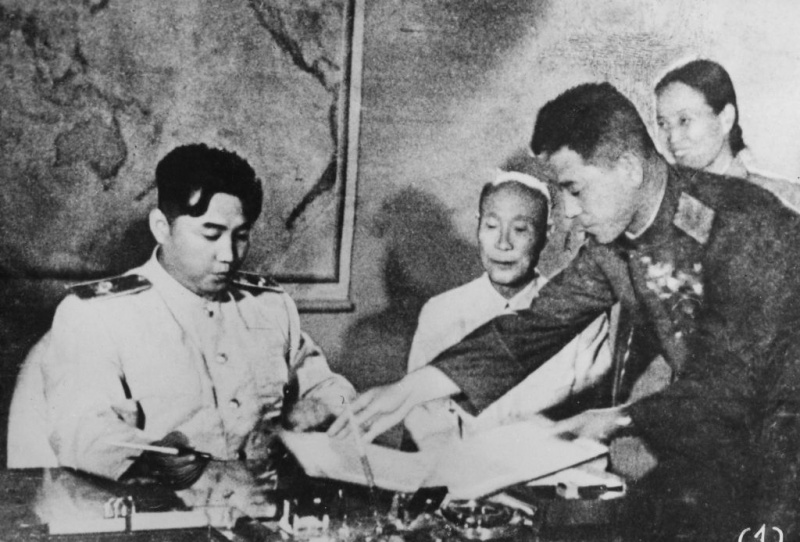 Nord-Koreas leder Kim Il-Sung signerer den koreanske våpenhvileavtalen i Pyongyang, Nord-Korea, 1953