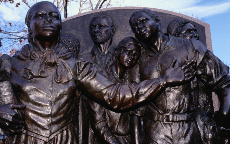 Statua Harriet Tubman, zbiegłej niewolnicy, która zaryzykowała odzyskanie, gdy wróciła, by uwolnić swoich rodziców, na Columbus Square, South End - Boston, Massachusetts