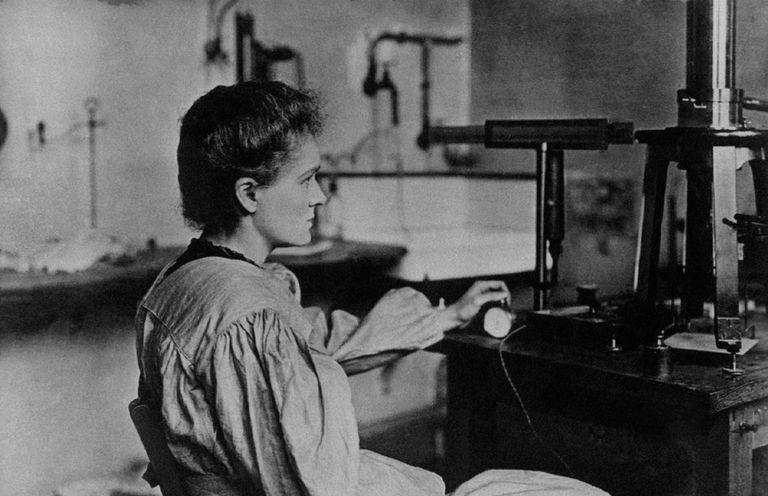 Marie Curie em seu laboratório