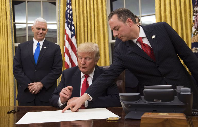 Presidente Trump assina sua primeira ordem executiva