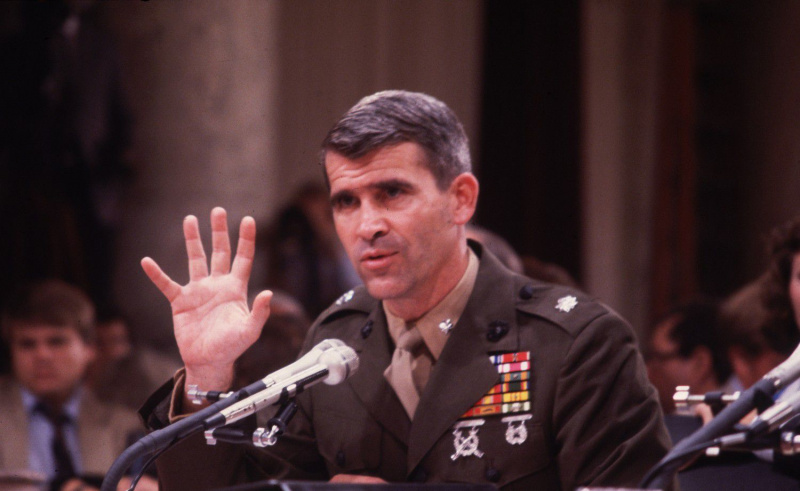 Oberstløytnant Oliver North vitner for senatet om Iran-Contra-skandalen