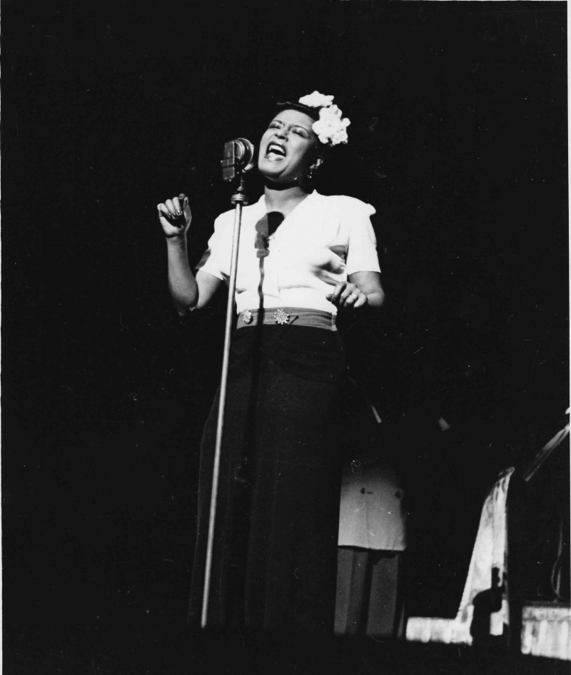 Billie Holiday se apresenta no palco em 1950 nos Estados Unidos.