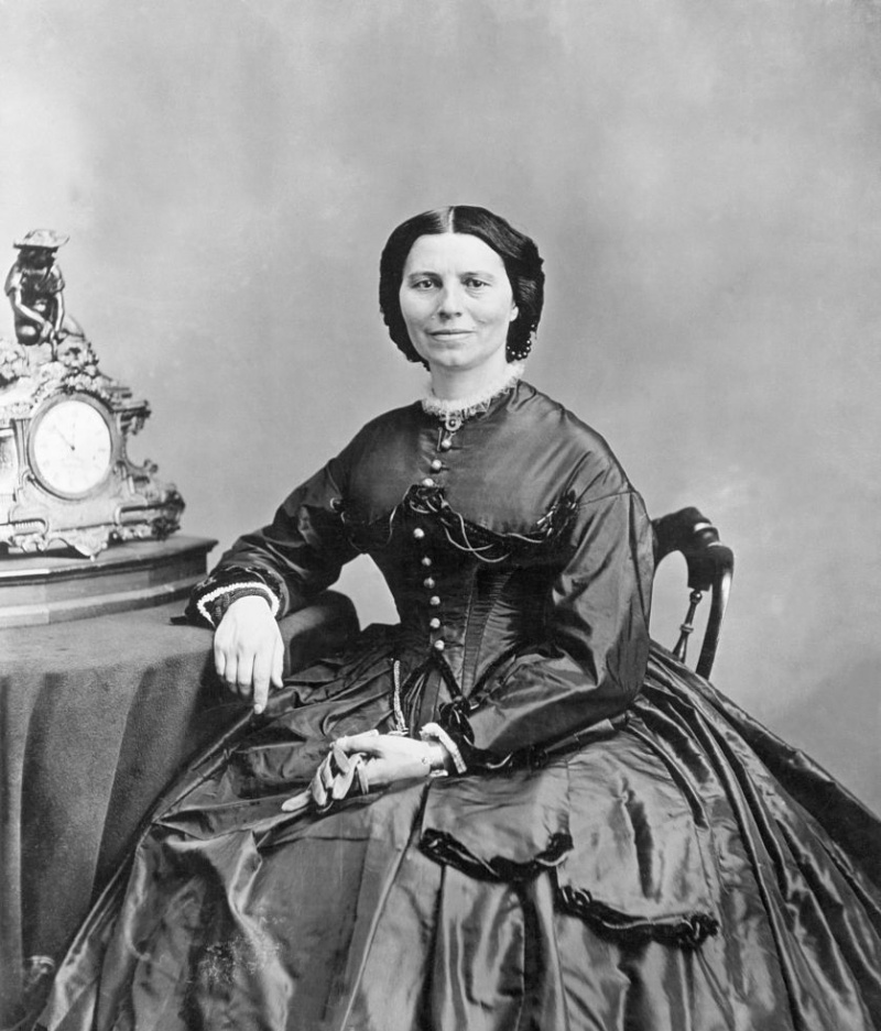 Voluntária da Guerra Civil Clara Barton sentada ao lado do relógio