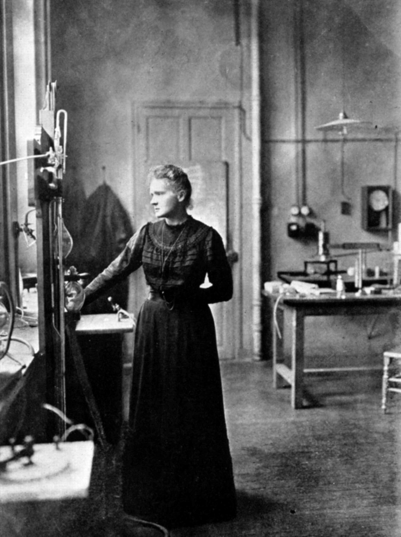 Marie Curie, física francesa nascida na Polônia em seu laboratório