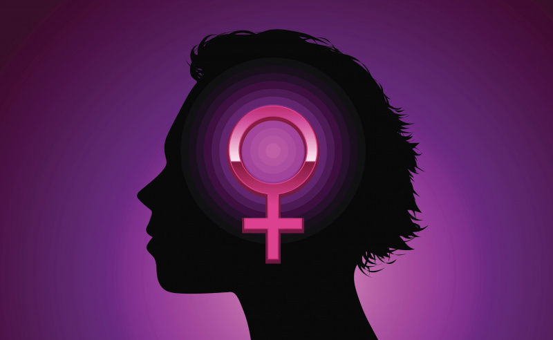 Kobieta z feministycznym symbolem