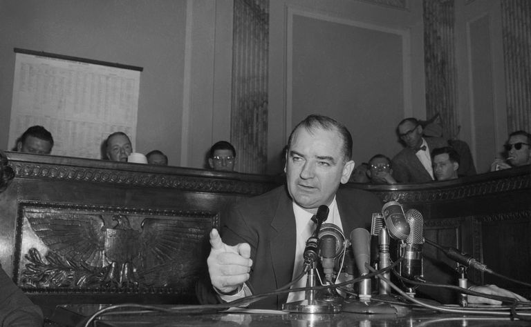 photo du sénateur Joseph McCarthy faisant des gestes lors d