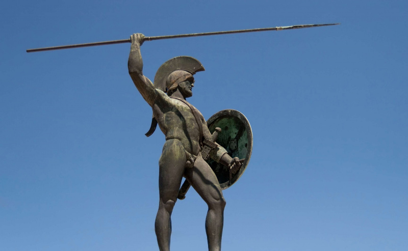 estatua de Leonidas contra el cielo azul