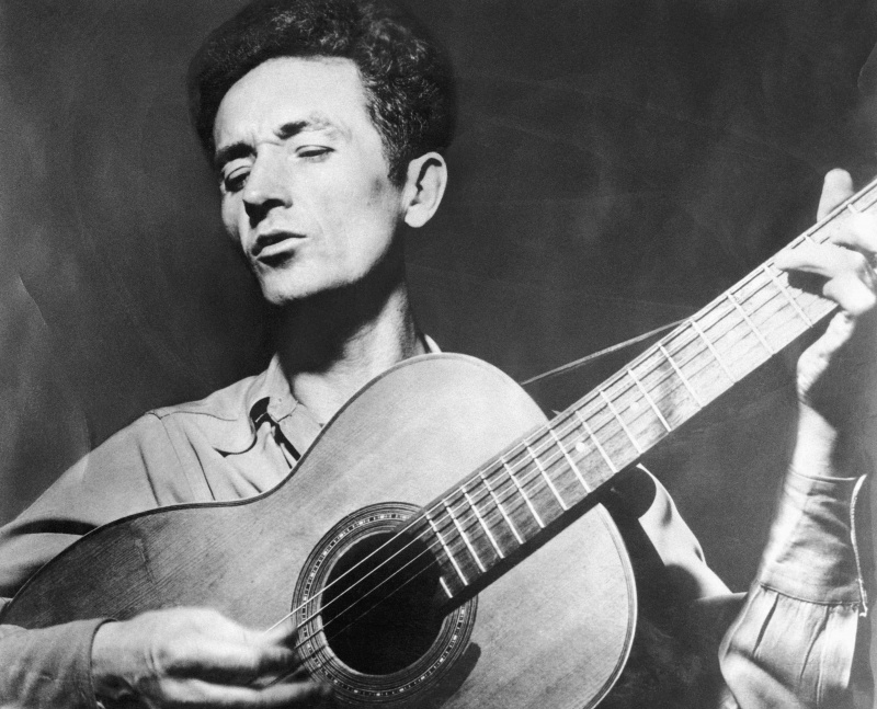 Woody Guthrie spielt Gitarre