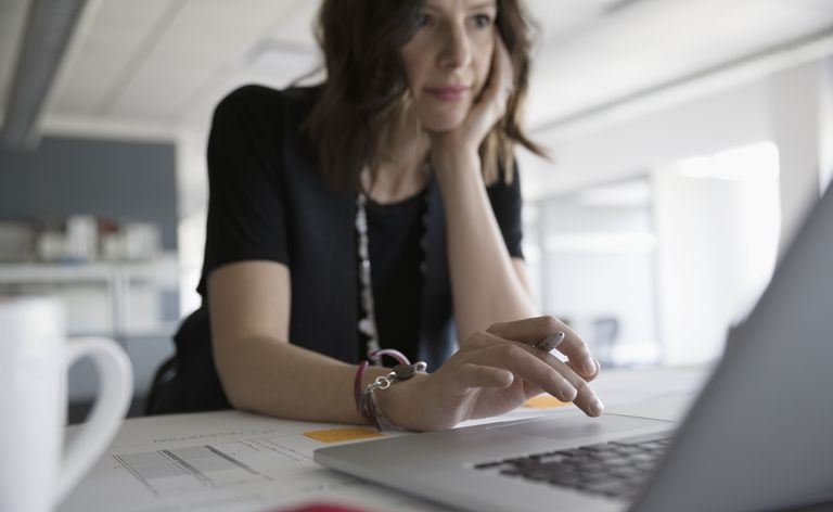 Frau, die am Laptop arbeitet