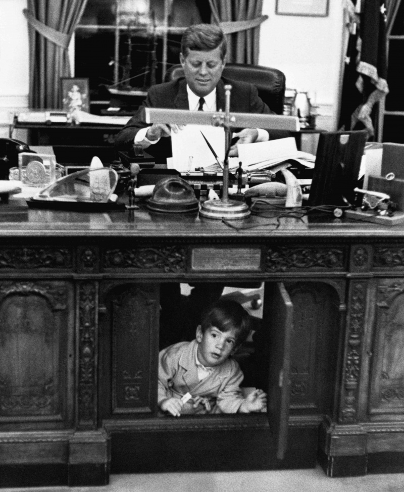 John Kennedy, Jr., explorando a su padre