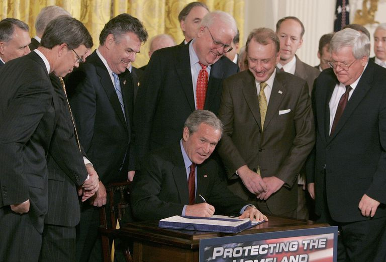 George W. Bush signerer Patriot Act blant jevnaldrende