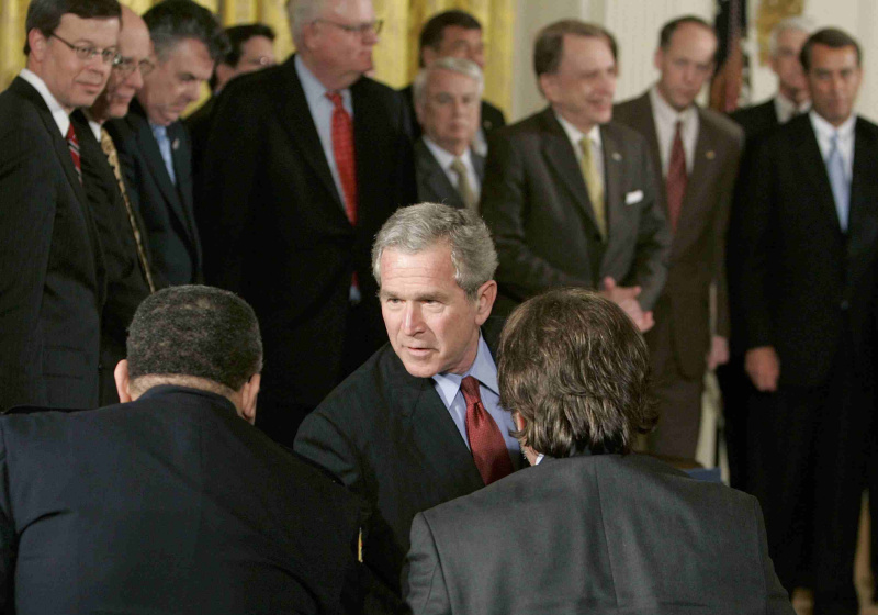 George W. Bush håndhilser på kongressmedlemmer.