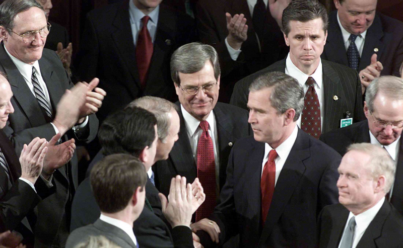 George W. Bush håndhilser med kongressmedlemmer.
