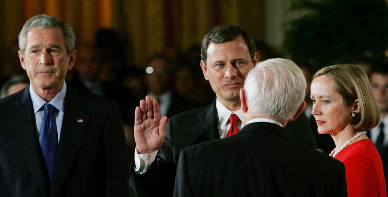 George W. Bush står sammen med John Roberts under edsseremoni.