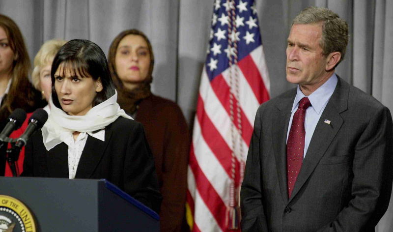 En afghansk flyktning snakker neste gang George W. Bush.