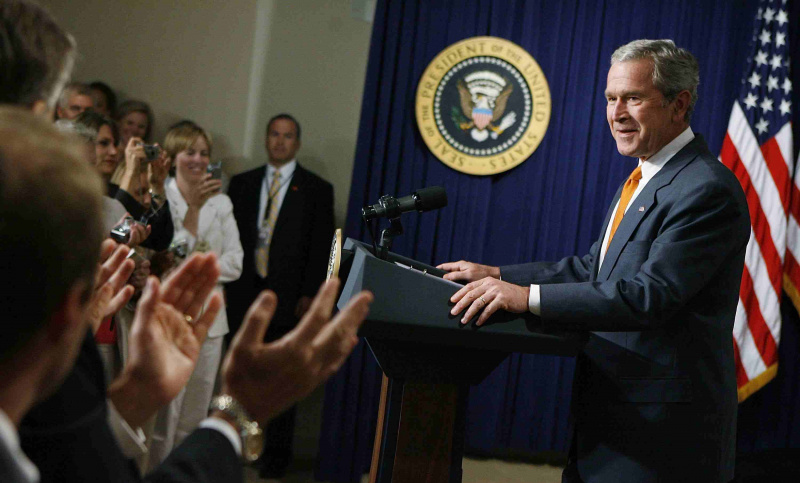 George W. Bush mottar stående applaus.