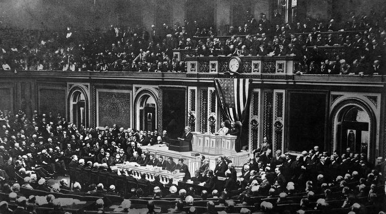WASHINGTON D.C. - 2 DE ABRIL: El presidente Woodrow Wilson pide al Congreso que envíe tropas estadounidenses a la batalla contra Alemania en la Primera Guerra Mundial, en su discurso ante el Congreso en Washington D.C. el 2 de abril de 1917