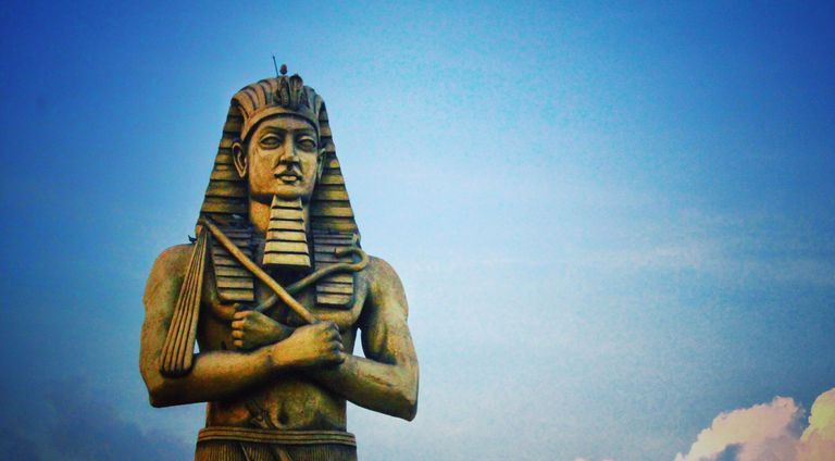 Ángulo de visión baja de la estatua contra el cielo azul