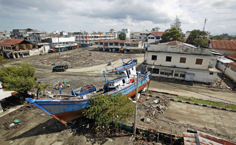 Trawler rybacki wyrzucony w Banda Aceh