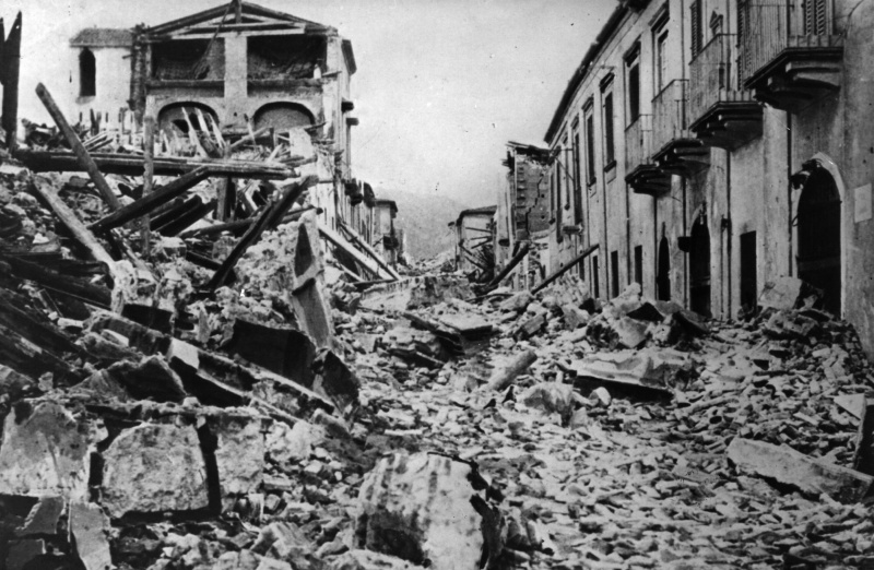 Następstwa tsunami w Mesynie w 1908 r.