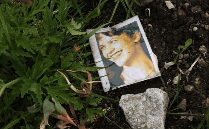 Foto von Sylvia Plath an ihrem Grab