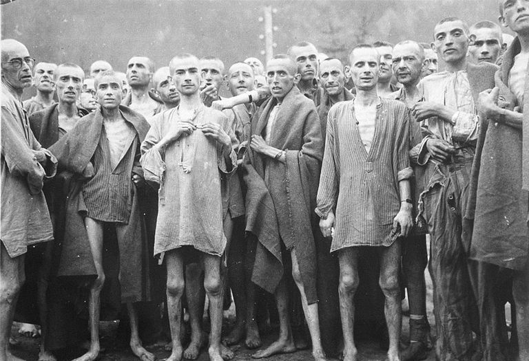 Ausgehungerte Häftlinge, fast an Hunger gestorben, posieren am 7. Mai 1945 im Konzentrationslager in Ebensee, Österreich.