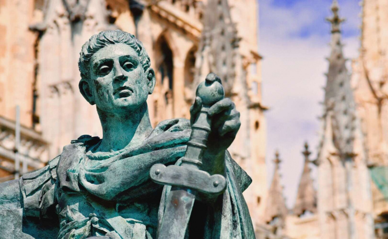 Imperatora Konstantīna statuja ārpus katedrāles