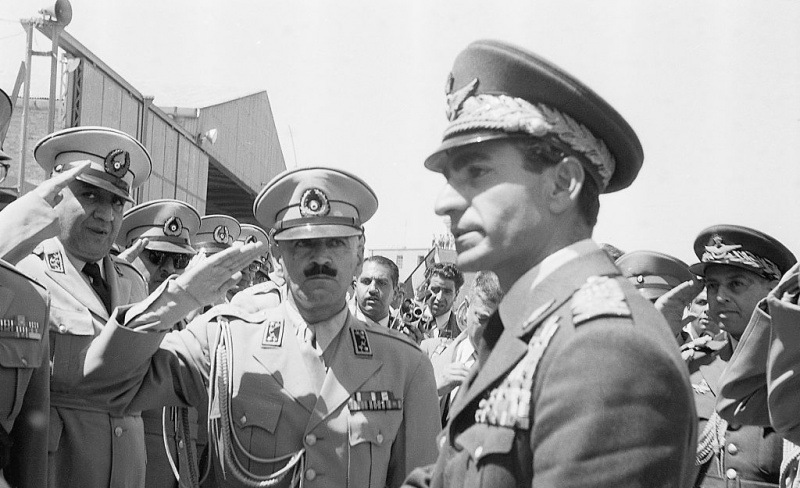 Shah Reza Pahlevi aus dem Iran kehrt nach einem einwöchigen Exil aufgrund des gescheiterten Staatsstreichs von Mohamed Mossadegh in den Iran zurück d
