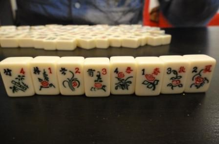 Kombinezon w kwiaty z zestawu płytek Mahjong.