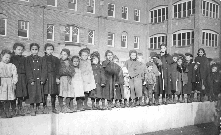 Enfants à Hull House, photo en noir et blanc prise en 1908.