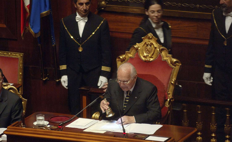 Prezidents Oskars Luidži Skalfaro sāk parlamenta atklāšanas sesiju.