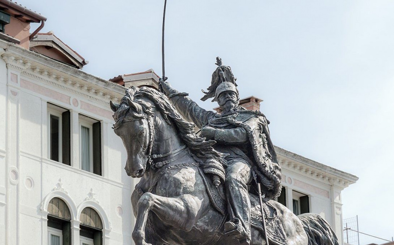 Viktora Emanuela II statuja zirgā ar paceltu zobenu.