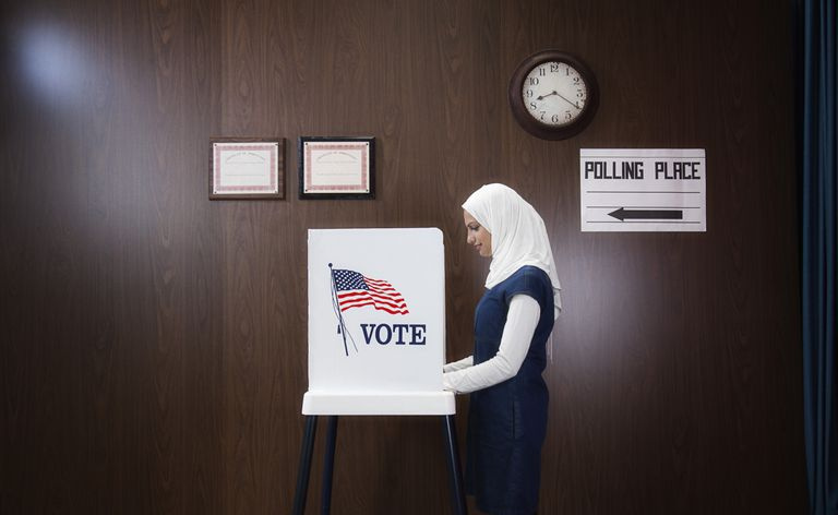 Mulher do Oriente Médio votando.