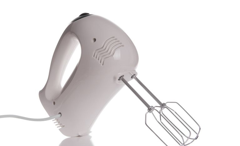 Plan du batteur à main sur fond blanc