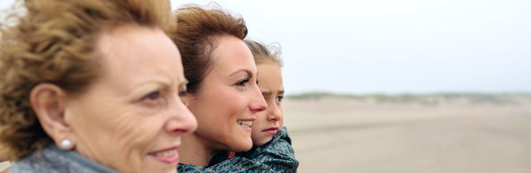 Moderne Zorya: Drei Generationen von Frauen repräsentieren Vergangenheit, Gegenwart und Zukunft.