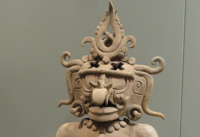Escultura de un dios maya en exhibición en un museo.