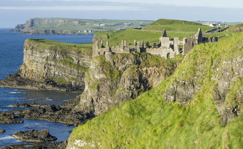 Rovine del castello di Duluce nella contea di Antrim, Irlanda del Nord