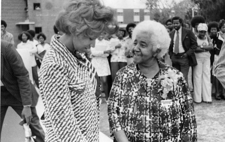Die amerikanische Erfinderin Marjorie Stewart Joyner (rechts) spricht mit einer unbekannten Frau bei einer Veranstaltung im Freien, Ende der 1960er Jahre, Schwarz-Weiß-Foto.
