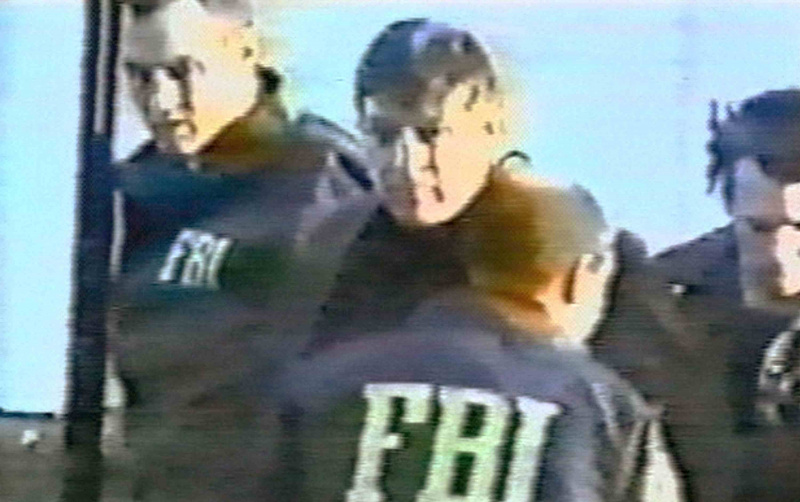 foto do agente do FBI Robert Hanssen momentos depois de ser preso