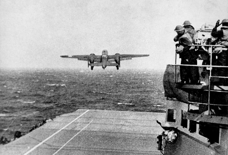 Rückansicht des B-25 Mitchell-Bombers, der vom Flugzeugträger abhebt.
