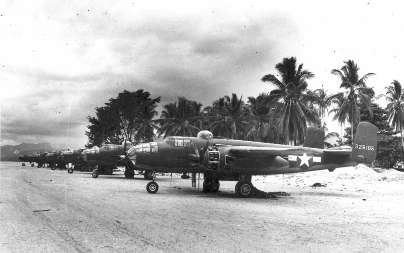 B-25-Bomber aufgereiht auf einer Landebahn im Südpazifik.