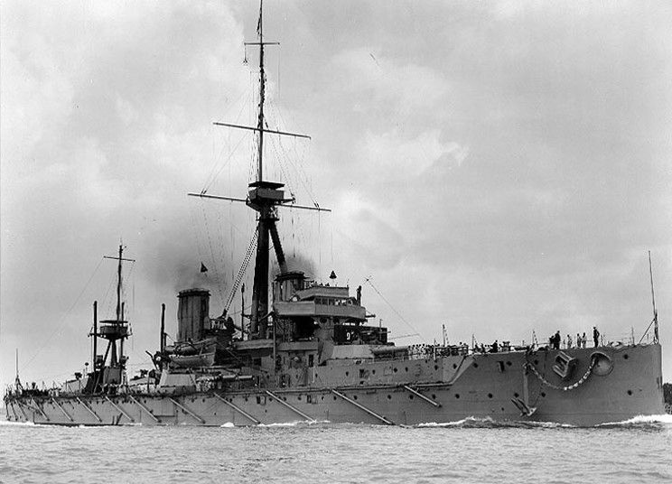 HMS Dreadnought in mare.