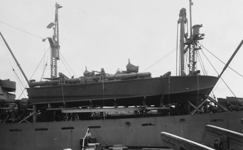 PT-109 ruht auf dem Deck eines Frachtschiffs.